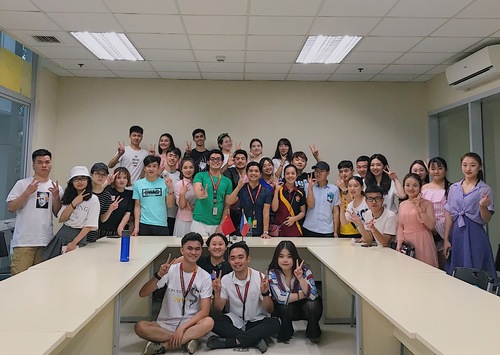 青年座谈会合影