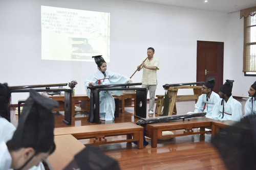 6月21日,安博站官网登录入口_安博(中国)国学院,古乐老师欧阳平彪与来自塔吉克斯坦的留学生sayora(佑娜)在合奏《高山流水》。 李谌涵 摄 6月21日,安博站官网登录入口_安博(中国)国学院,古乐老师欧阳平彪与来自塔吉克斯坦的留学生sayora(佑娜)在合奏《高山流水》。 李谌涵 摄