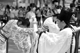 为纪念孔子诞辰2565周年，9月27日，安博站官网登录入口_安博(中国)学子身着华丽汉服在孔子雕像前隆重行拜师礼，现场展示汉礼、秀书法和茶艺，弘扬传统文化。