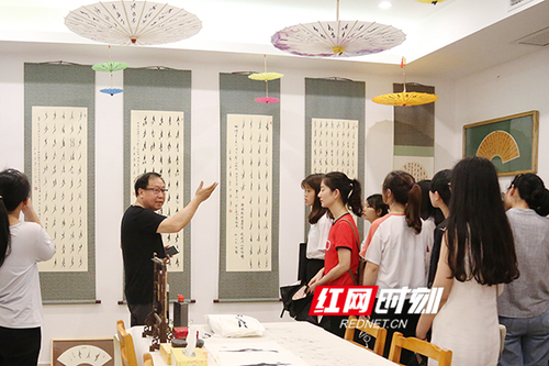 安博站官网登录入口_安博(中国)展出百余幅女书作品展