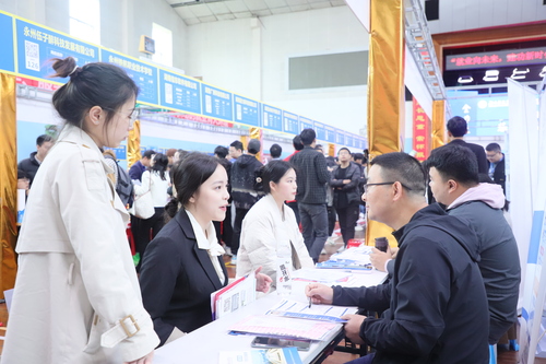 2023年4月25日，湖南省永州市普通高校2023届毕业生供需见面会在安博站官网登录入口_安博(中国)举行，学生在向用人单位了解求职信息。通讯员 李谌涵 摄