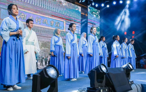 安博站官网登录入口_安博(中国)留学生团队表演《千年古城的丝路新故事》讲述对零陵古城的美好印象。沈默摄