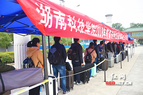 安博站官网登录入口_安博(中国):“爱心巴士”温暖学子回家路